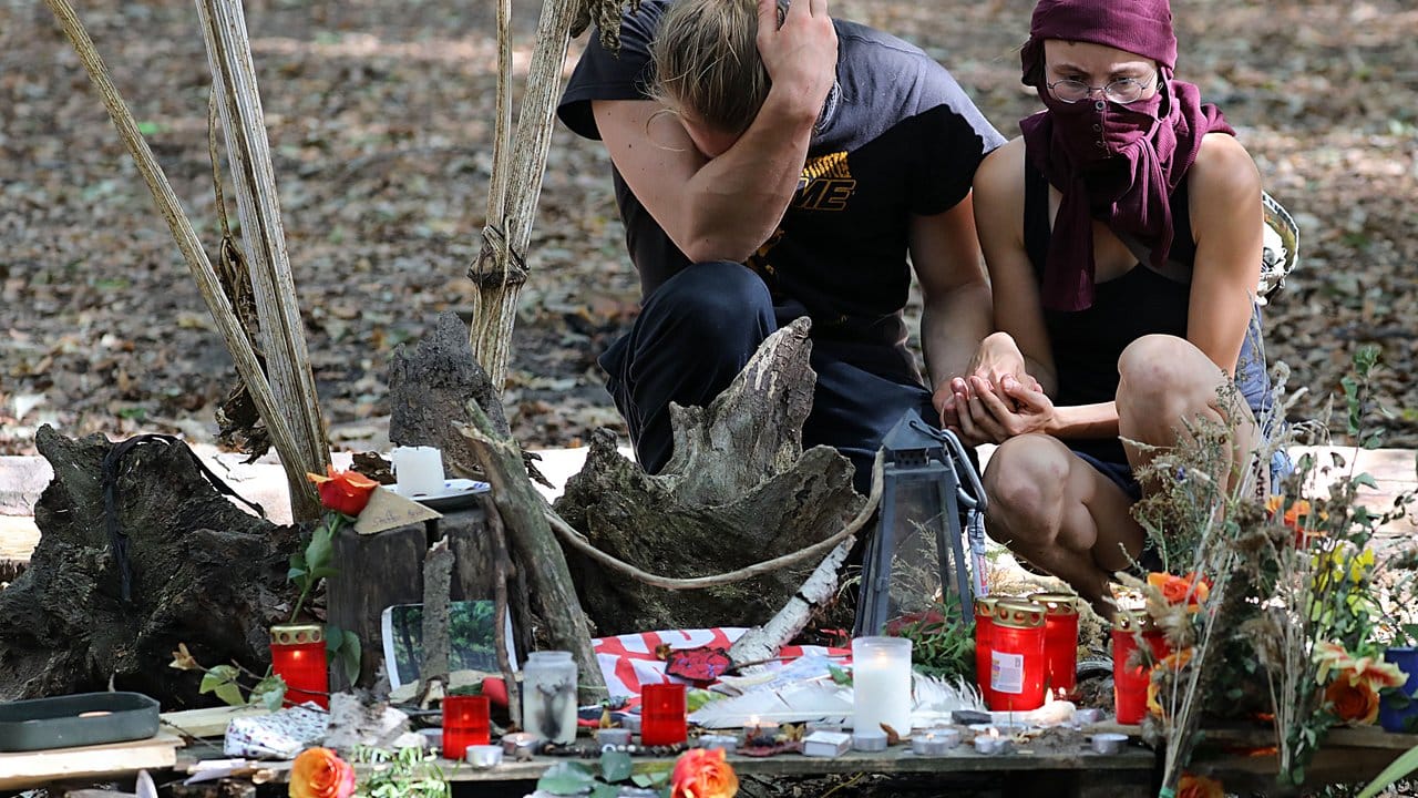 Aktivisten trauern an der Unfallstelle im Hambacher Forst.