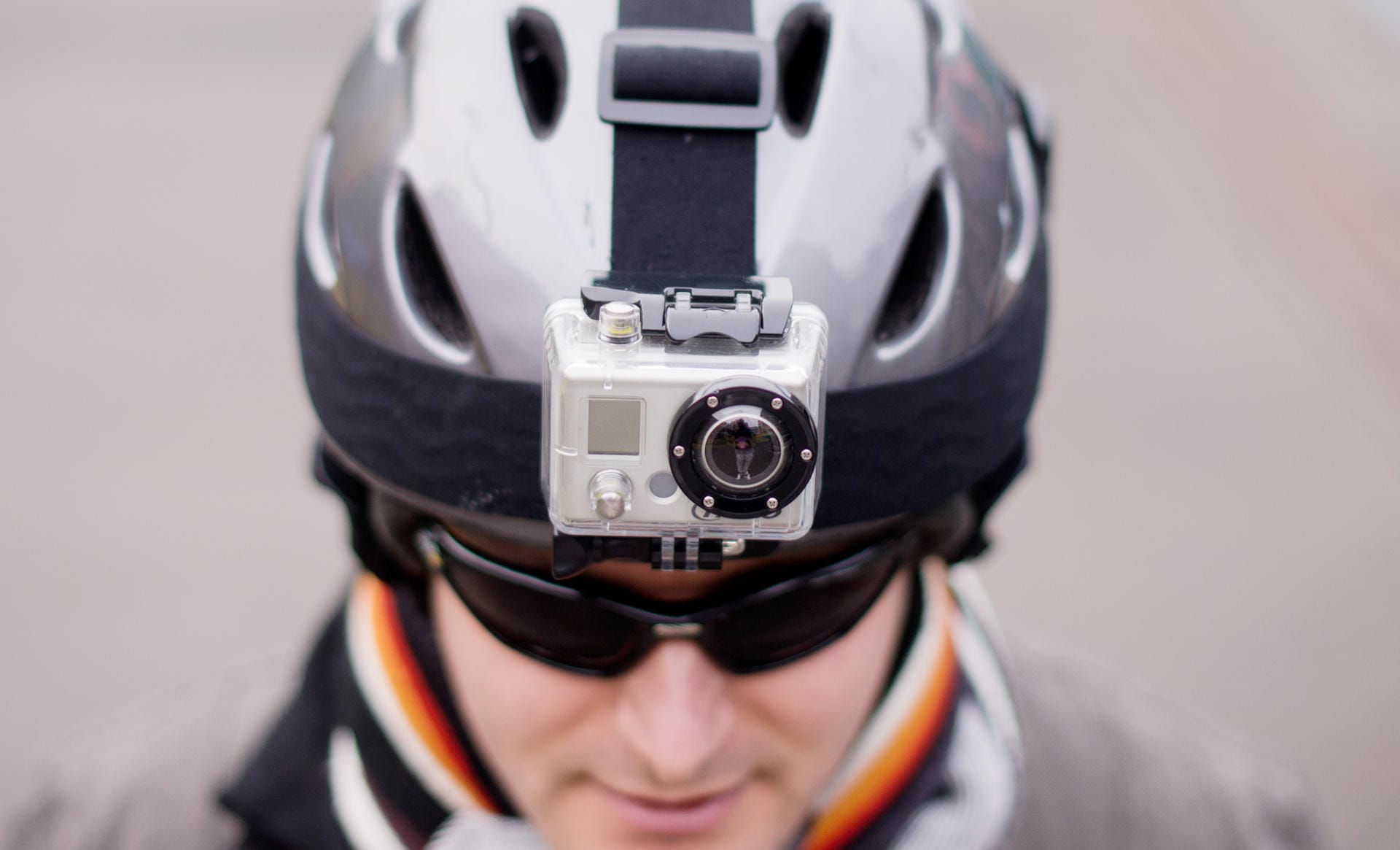 Ein Mann trägt einen Helm, an dem eine Kamera des Herstellers GoPro befestigt ist.