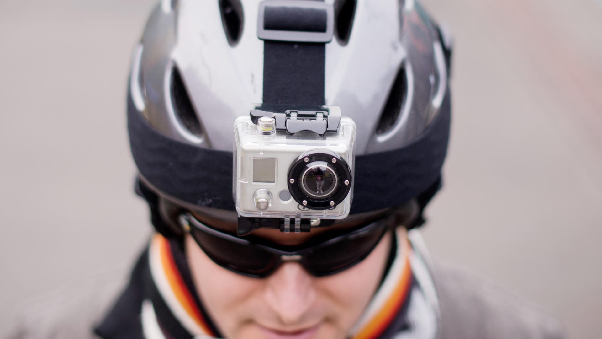 Ein Mann trägt einen Helm, an dem eine Kamera des Herstellers GoPro befestigt ist.