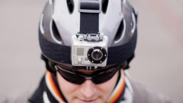 Ein Mann trägt einen Helm, an dem eine Kamera des Herstellers GoPro befestigt ist.