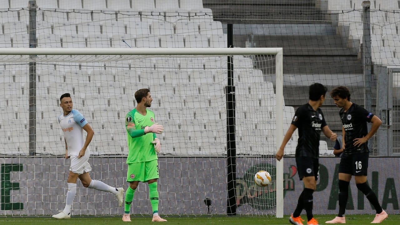 Lucas Ocampos (l) von Olympique Marseille bejubelt sein Tor zum 1:0 neben Eintracht-Torwart Kevin Trapp.