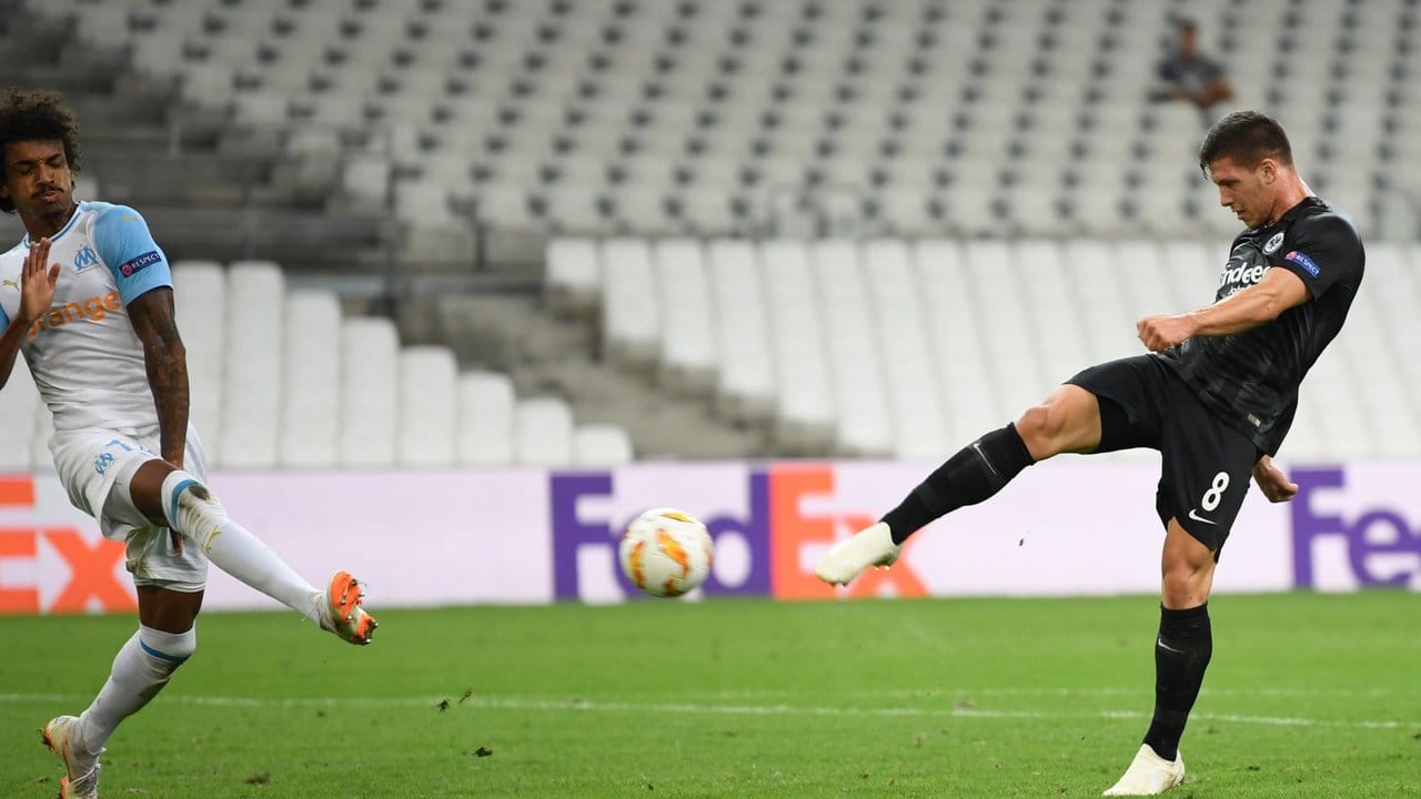 Frankfurts Luka Jovic (r) erzielt in Marseille das Tor zum 2:1.