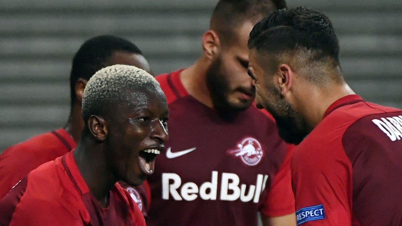 Salzburgs Torschütze zum 2:0 Amadou Haidara (l) freut sich mit seinen Teamkollegen. Salzburgs Torschütze zum 2:0 Amadou Haidara (l) freut sich mit seinen Teamkollegen.