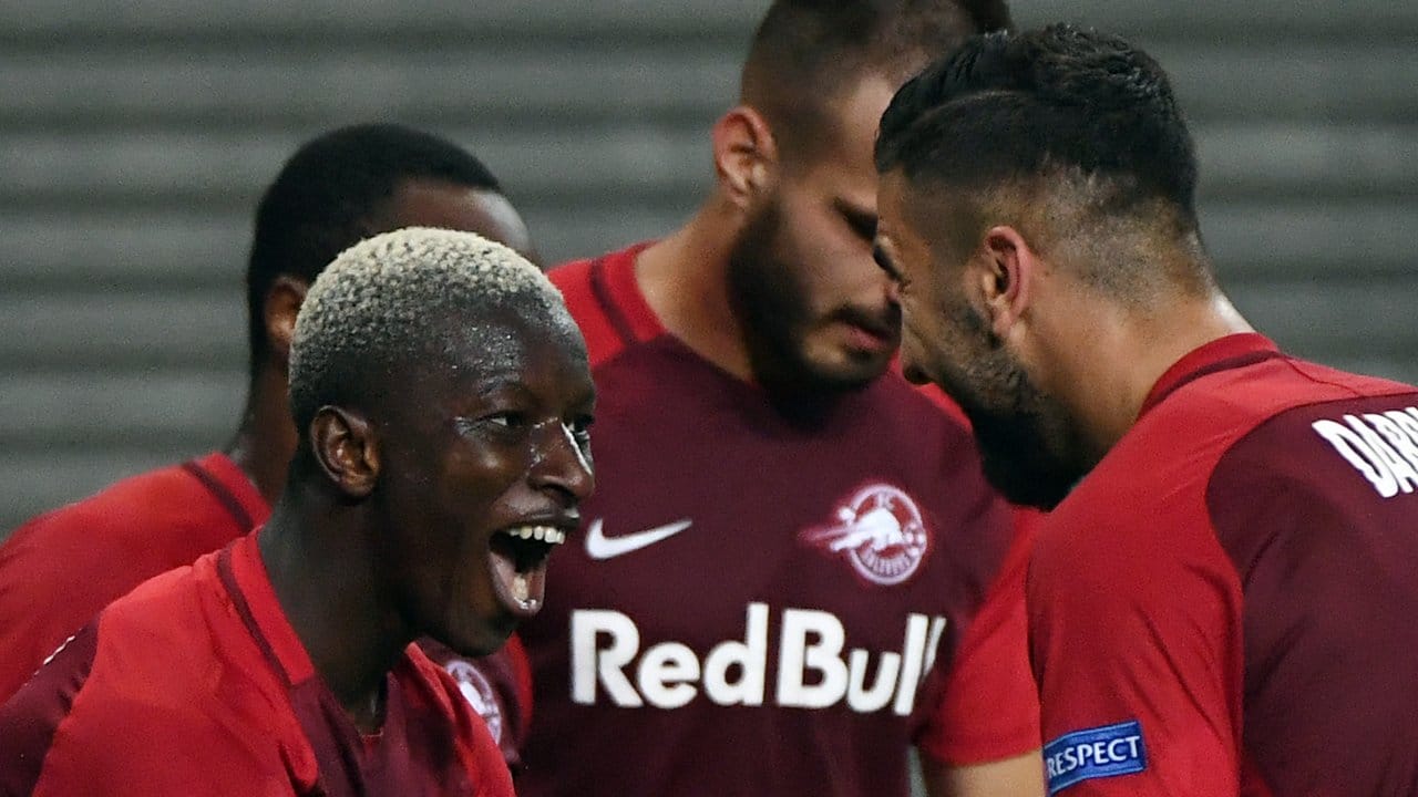 Salzburgs Torschütze zum 2:0 Amadou Haidara (l) freut sich mit seinen Teamkollegen.