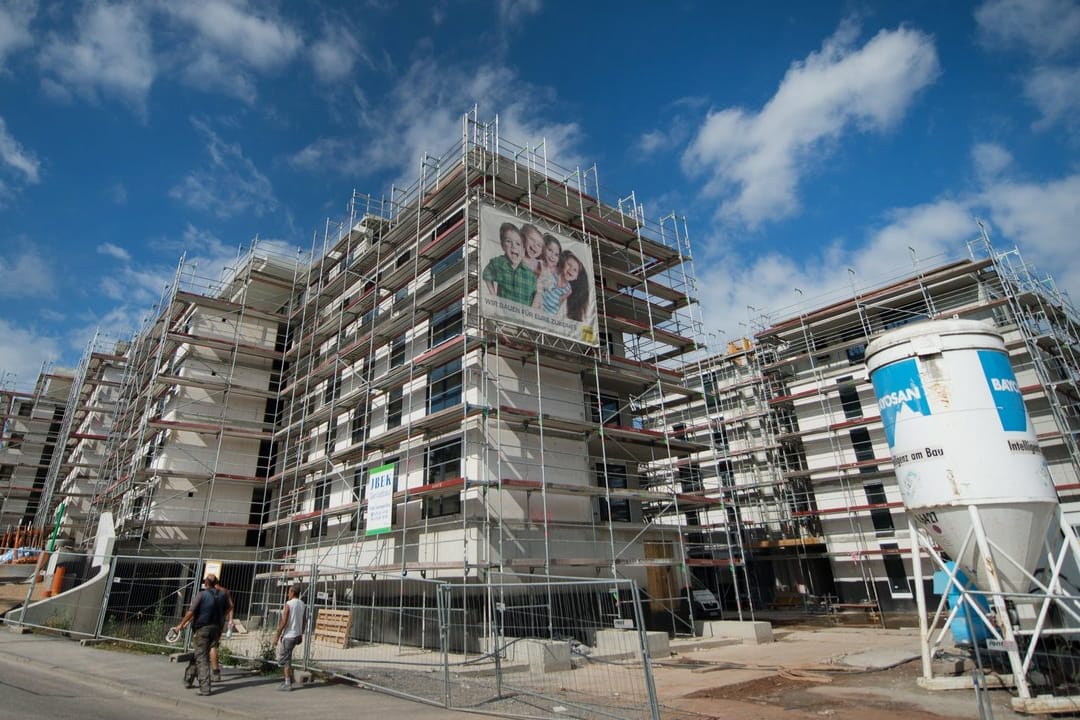 Neubauten der Stuttgarter Wohnungs- und Städtebaugesellschaft mbH (SWSG) vorbei.