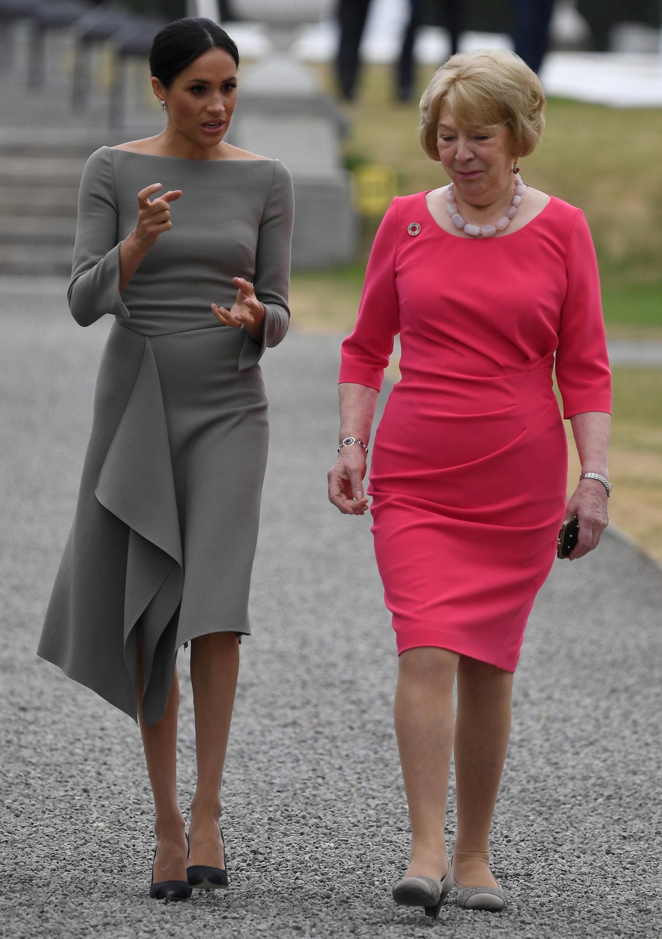 Irlandbesuch im Juli 2018: Meghan im schlichten Kleid mit Hinguckerdetail. Hier im Gespräch mit Sabina Coyne, der Ehefrau des irischen Präsidenten Michael Higgins.