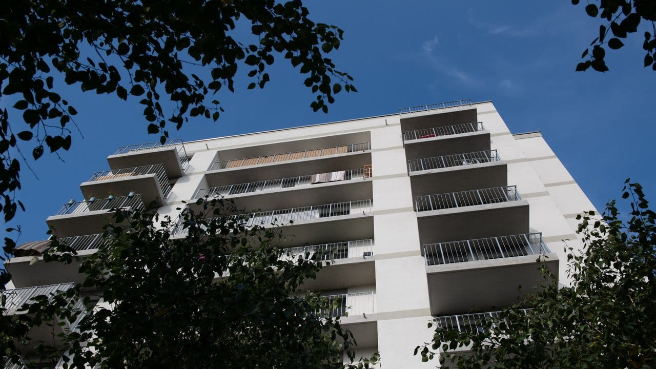 Ein Baby und ein erwachsener Mann sind bei Stürzen aus diesem Hochhaus in Berlin-Friedrichsfelde ums Leben gekommen.