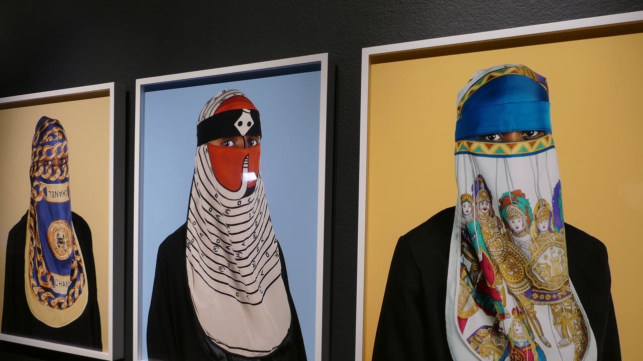 Die Werke des Künstlers Weesam Al-Badry zeigen Seidenschals von prominenten Designern wie Chanel, Valentino und Gucci.