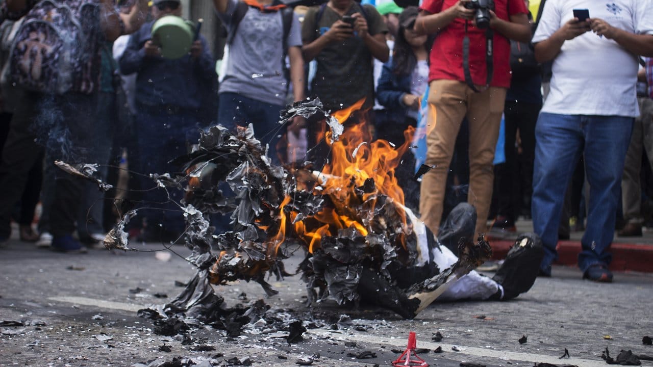 Eine Figur, die Staatspräsident Morales symbolisiert, ist in Flammen aufgegangen.