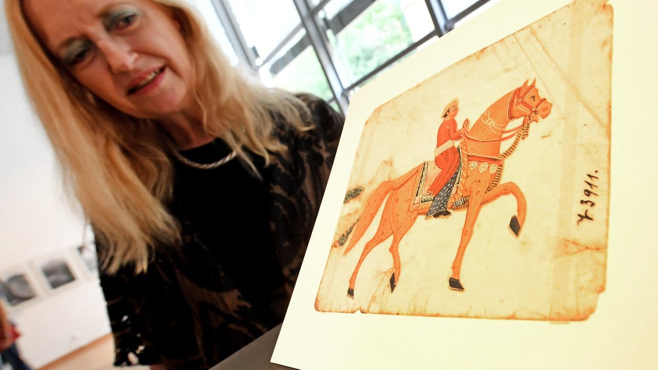 Regine Schulz, Direktorin des Roemer- und Pelizaeus-Museums, zeigt das künstlerische Werk eines Reiters im Indischen Stil (Afghanistan, vor 1854, Mica, bemalt).