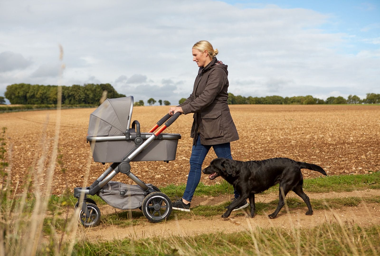 Unterwegs mit Hund und Baby: Zara Phillips genießt ihre Heimat.