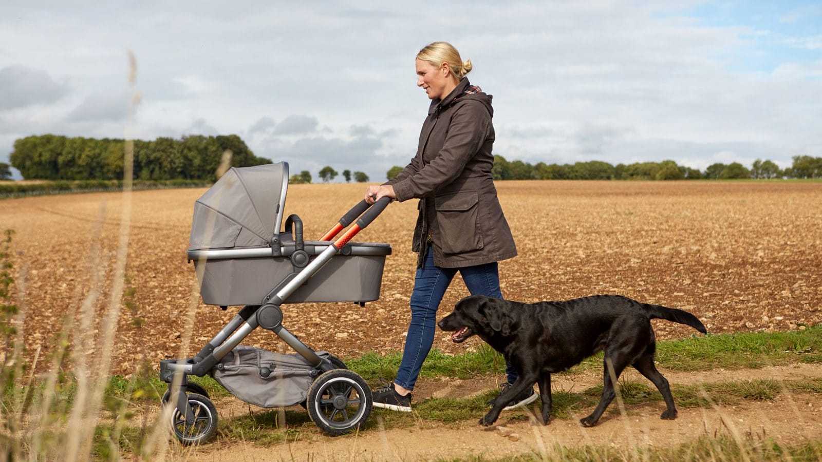 Unterwegs mit Hund und Baby: Zara Phillips genießt ihre Heimat.