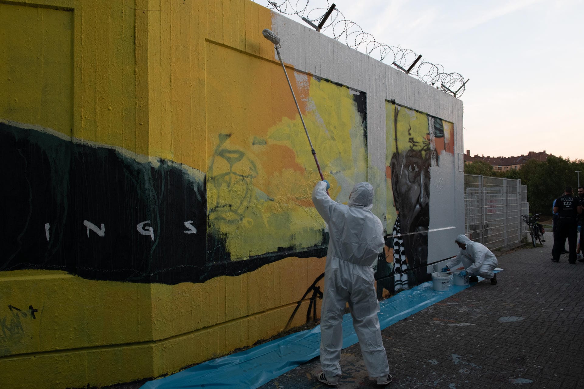 Zwei Maler übertünchten das Graffiti. Zwei Maler übertünchten das Graffiti.