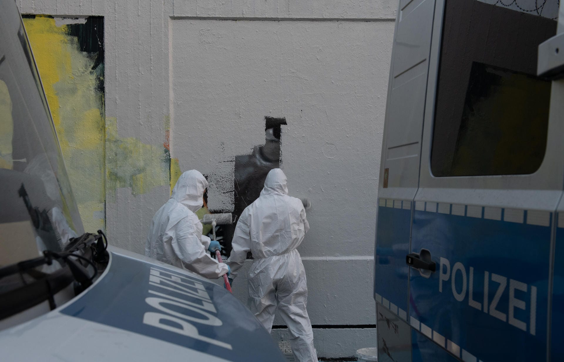 Die Arbeiten der Handwerker erfolgten unter Polizeischutz. Die Arbeiten der Handwerker erfolgten unter Polizeischutz.