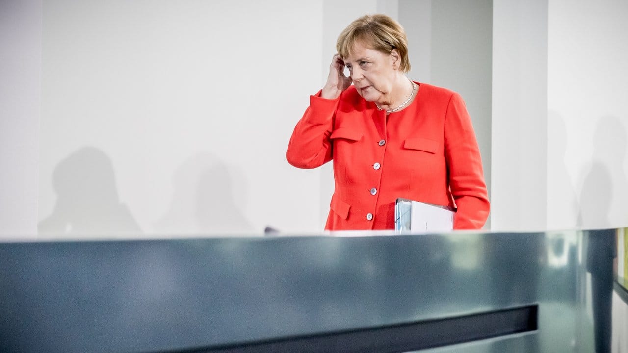 Kanzlerin Merkel hat sich zu Neuverhandlungen über die Zukunft des bisherigen Verfassungsschutzpräsidenten Hans-Georg Maaßen bereiterklärt.
