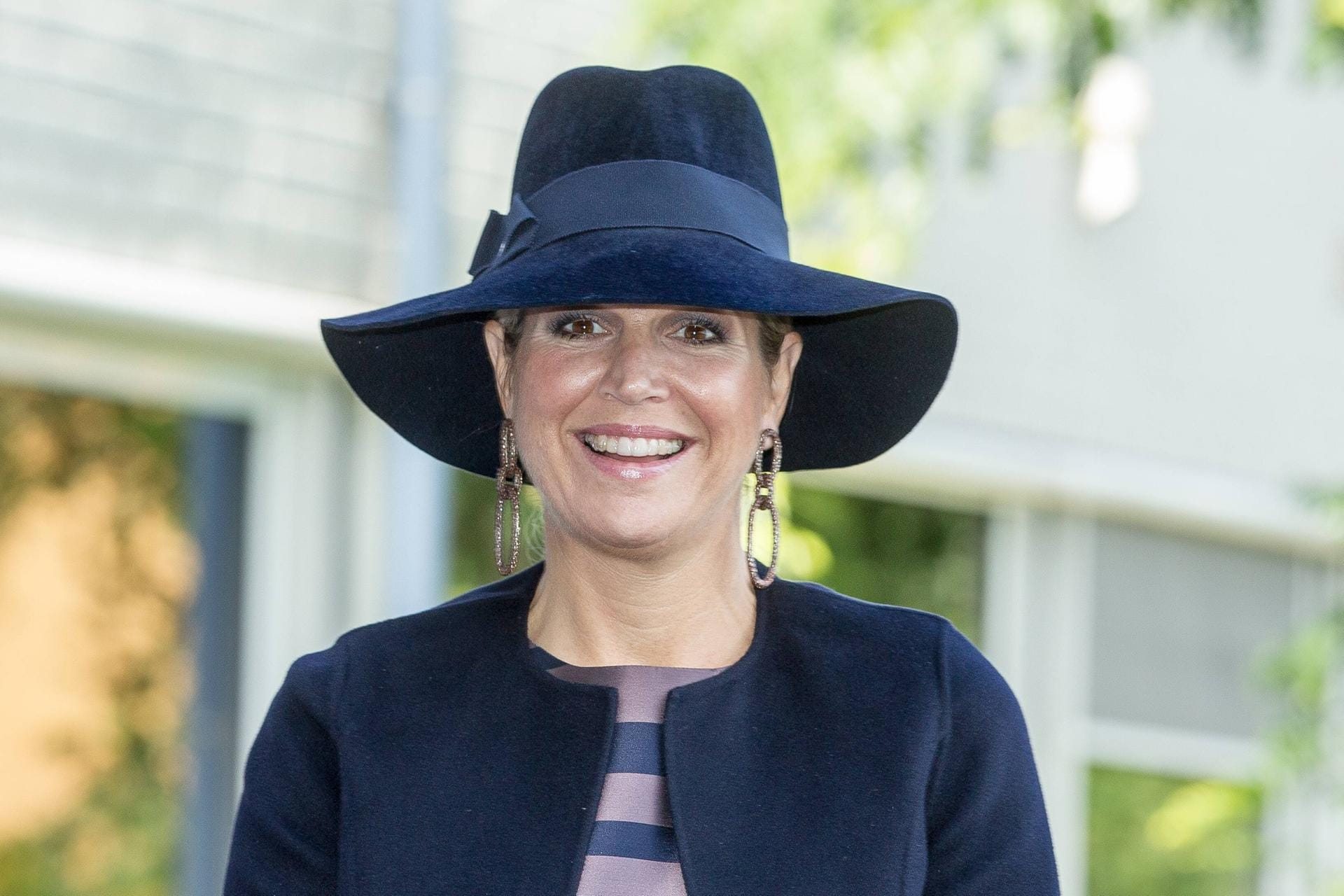 Mut zum Hut: Auch davor hat die niederländische Königin keine Angst – zum schwarzen Modell kombiniert sie große Ohrringe.