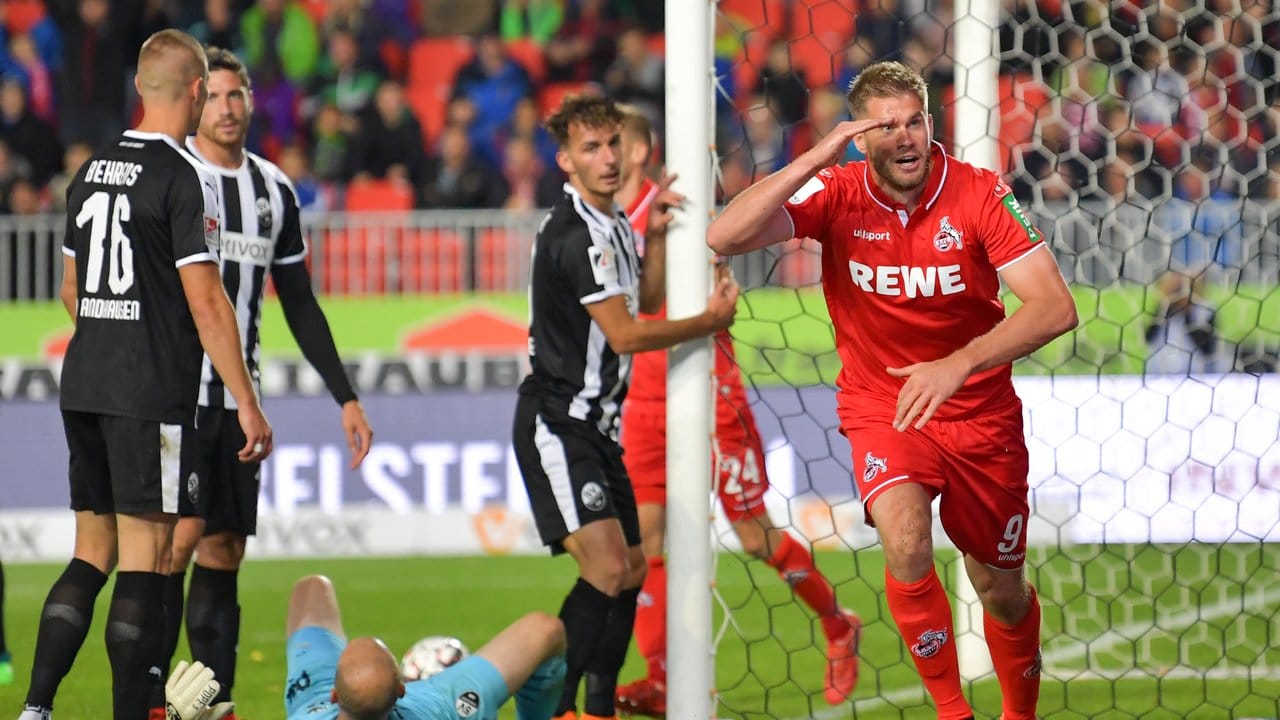 FC-Angreifer Simon Terodde (r) feiert seinen Treffer in Sandhausen.