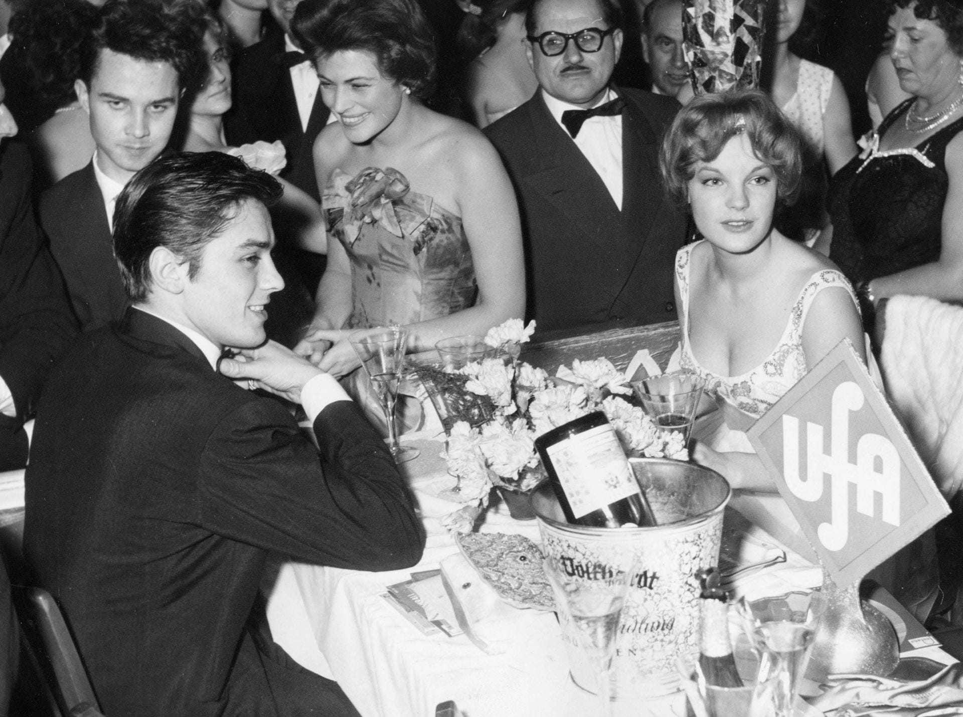 Liebe vor und hinter der Kamera: Mit dem französischen Schauspieler Alain Delon kam Romy Schneider 1958 zusammen. Die beiden waren sogar verlobt. 1964 zerbrach die Beziehung.