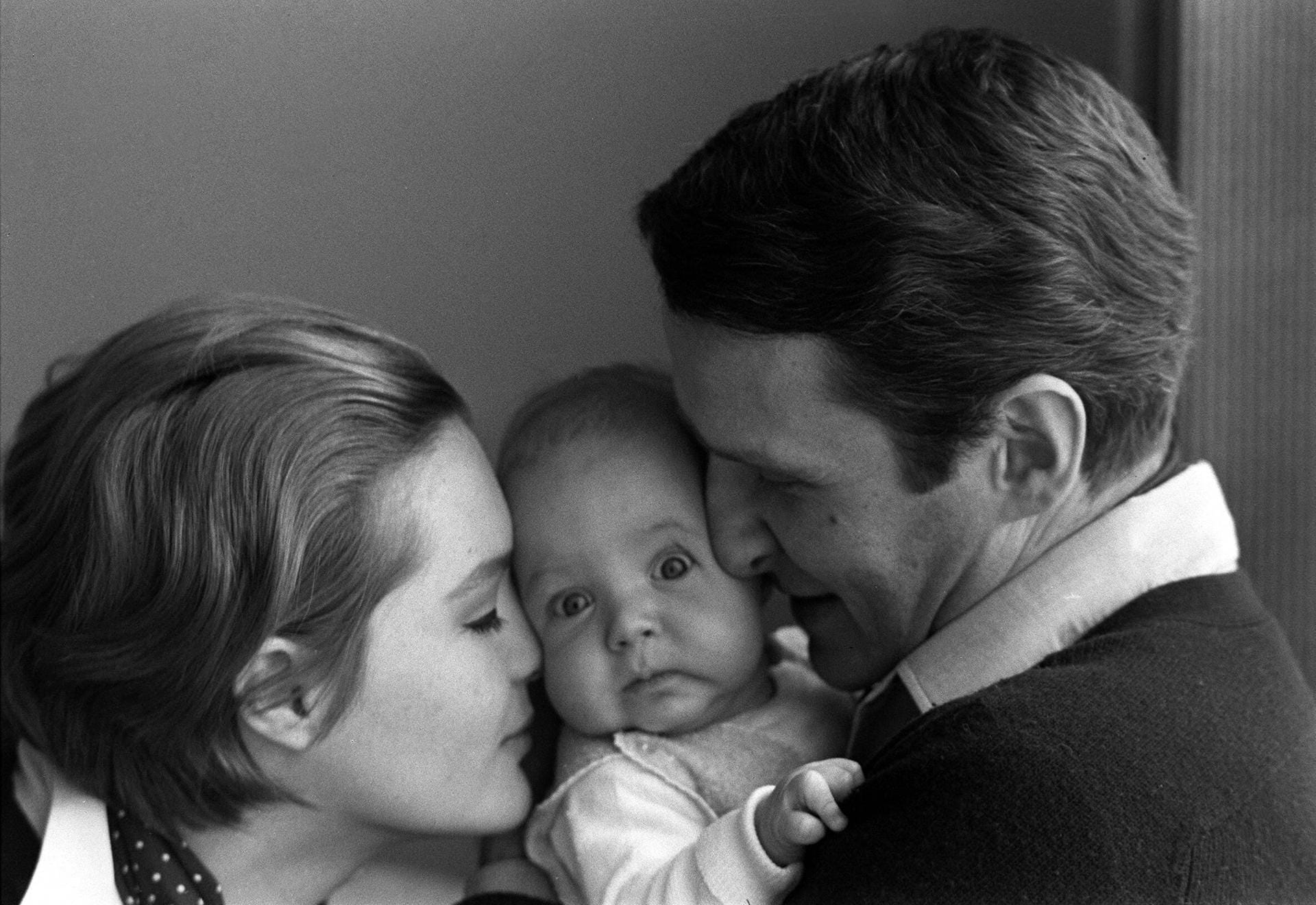 Familienglück: Romy Schneider und ihr Ehemann Harry Meyen bekamen 1966 Nachwuchs. Ihr Sohn David Christopher Meyen erblickte das Licht der Welt. Er starb 1981, ein Jahr vor seiner Mutter.