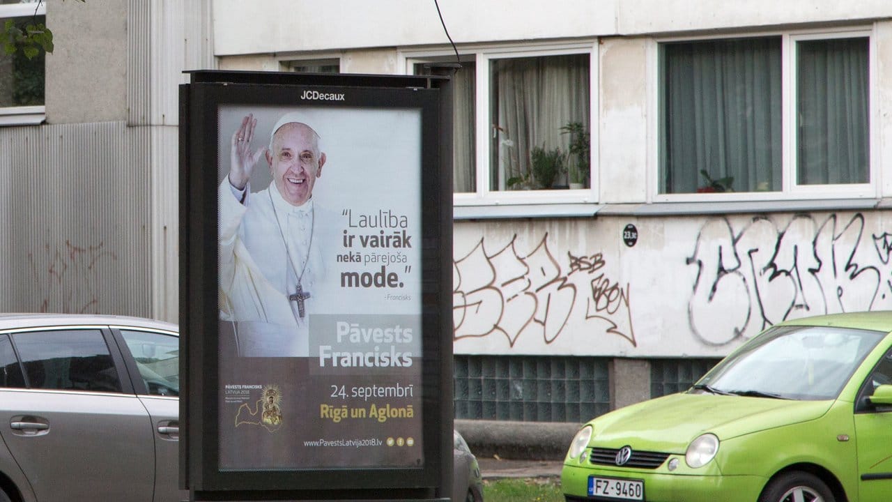 Im lettischen Riga kündigt ein Plakat den Besuch von Papst Franziskus an.