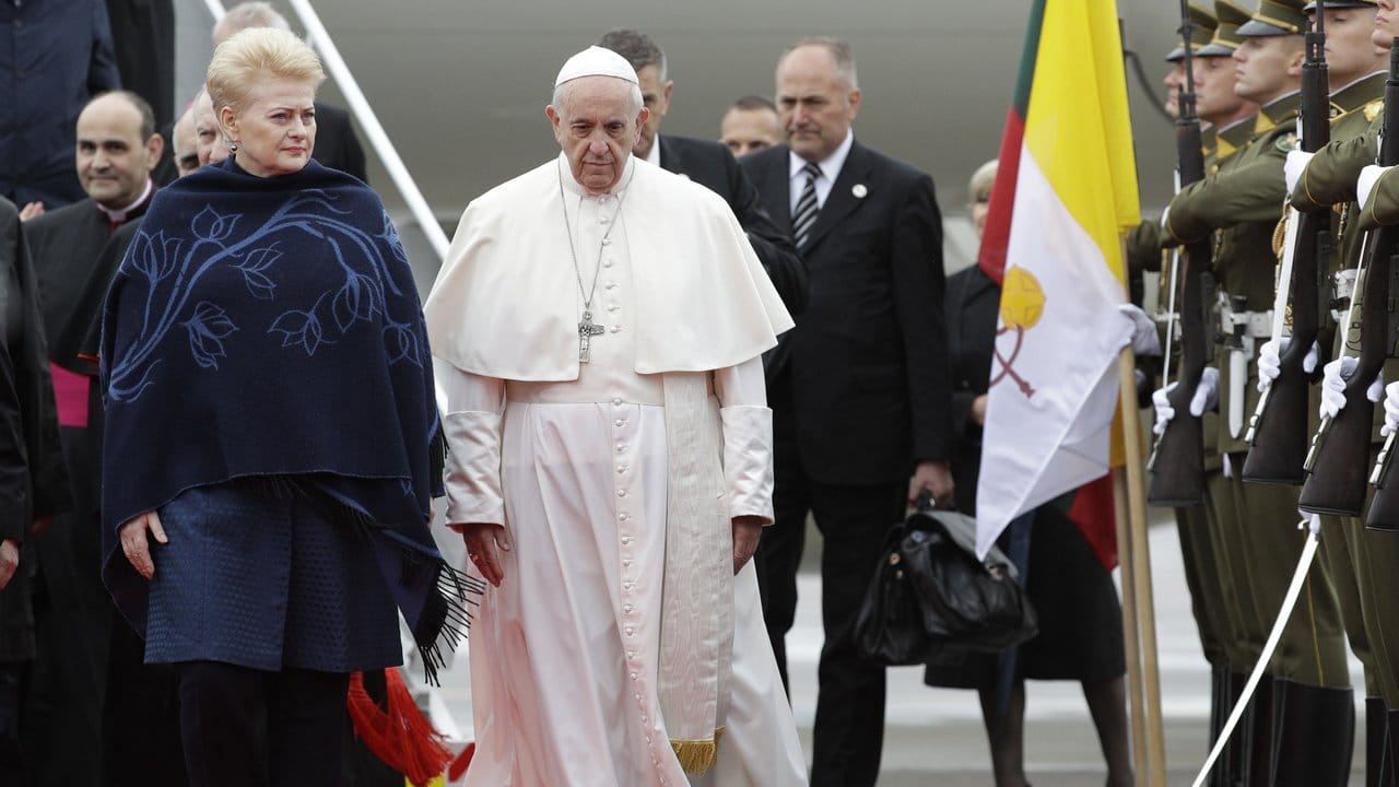 Papst Franziskus wird von der litauischen Präsidentin Dalia Grybauskaite nach seiner Ankunft am Flughafen Vilnius empfangen.