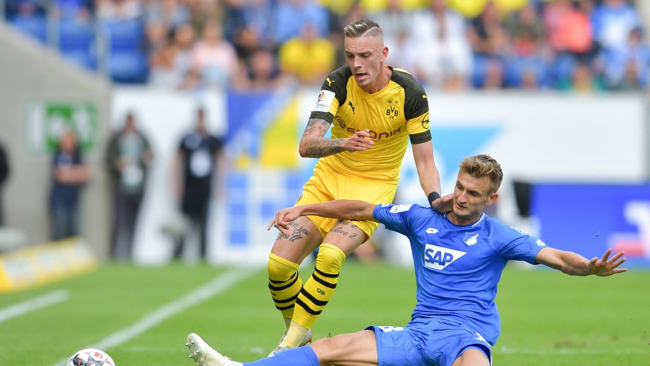 Dortmunds Marius Wolf (l) und Hoffenheims Stefan Posch kämpfen um den Ball.