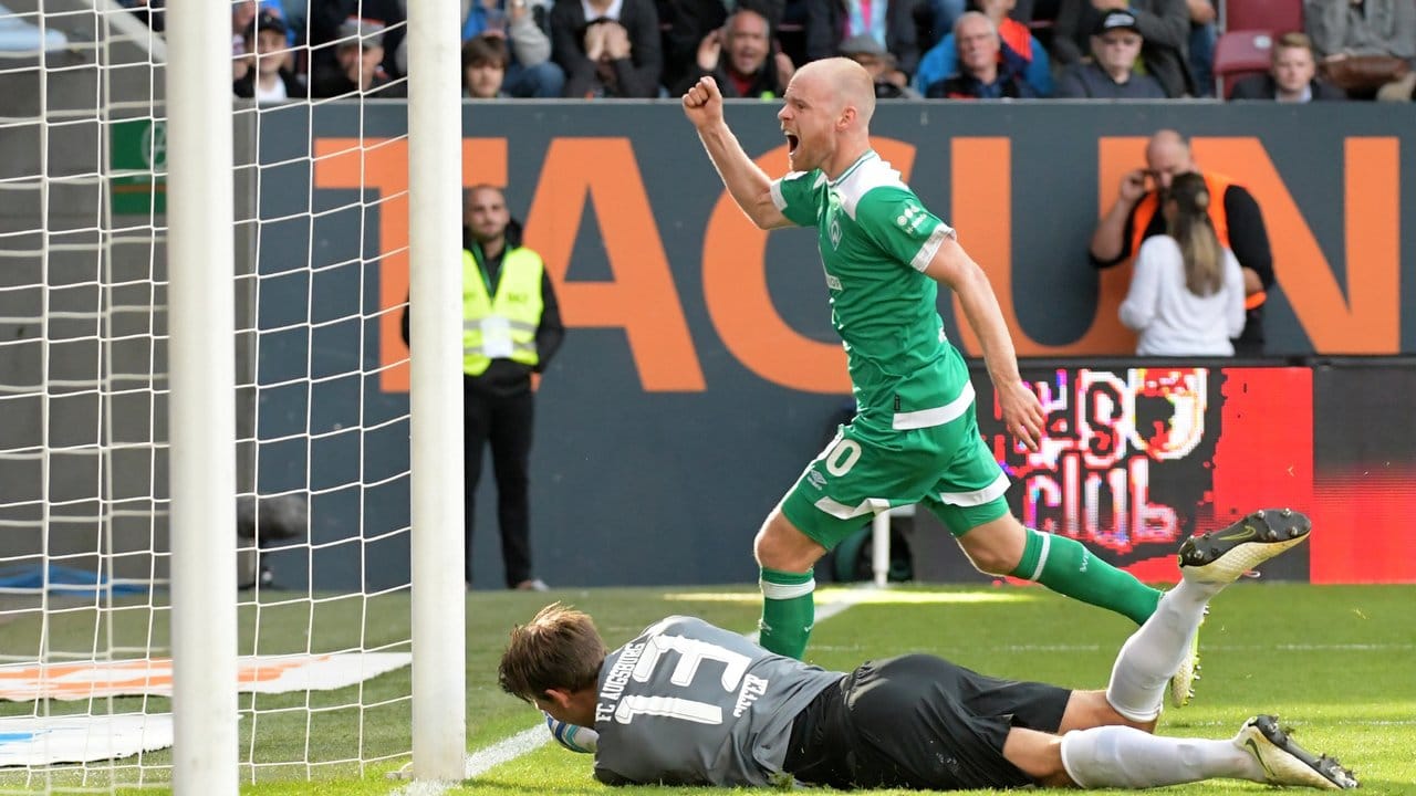 Bremens Davy Klaassen bejubelt seinen Treffer zum 3:2 neben dem Augsburger Torwart Fabian Giefer (am Boden).