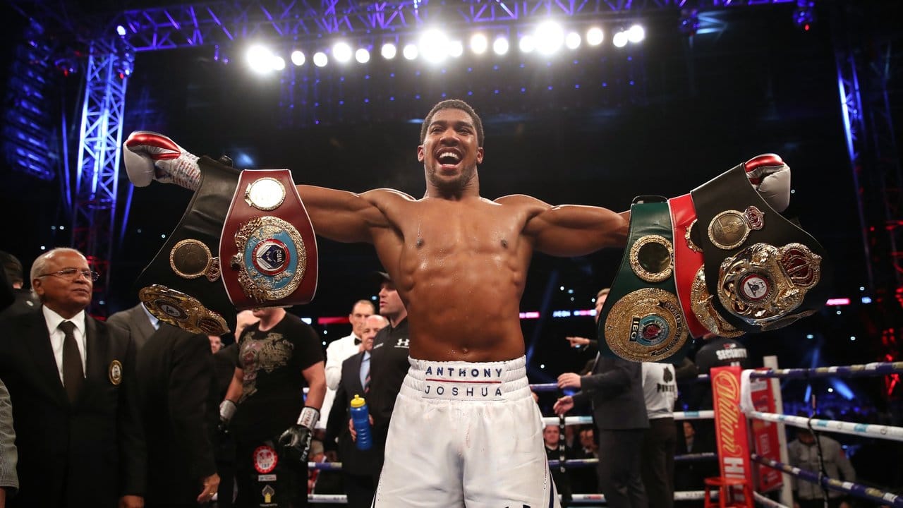 Anthony Joshua (M) feieret seinen Sieg über Alexander Powetkin.