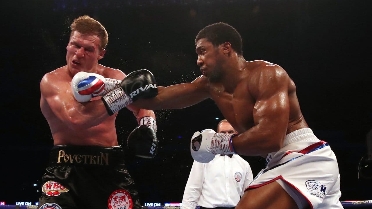Anthony Joshua (r) landet einen Treffer am Kopf von Alexander Powetkin.