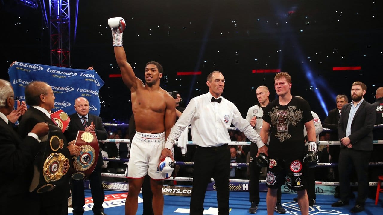 Anthony Joshua (l) wird zum Sieger über Herausforderer Alexander Powetkin (r) ausgerufen.