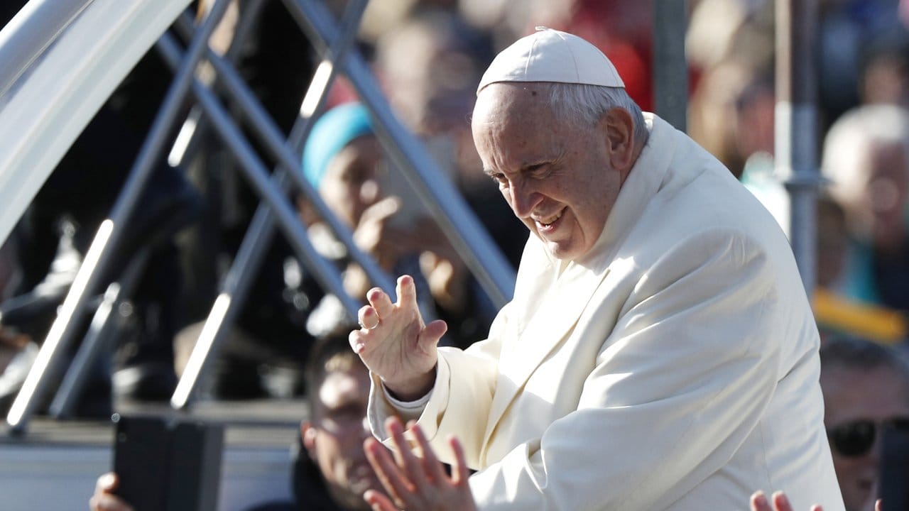 Papst Franziskus begrüßt die Gläubigen bei seiner Ankunft im Santakos-Park.