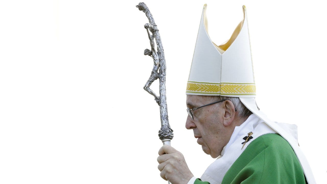 Papst Franziskus kommt zur Freiluftmesse im Santakos-Park.