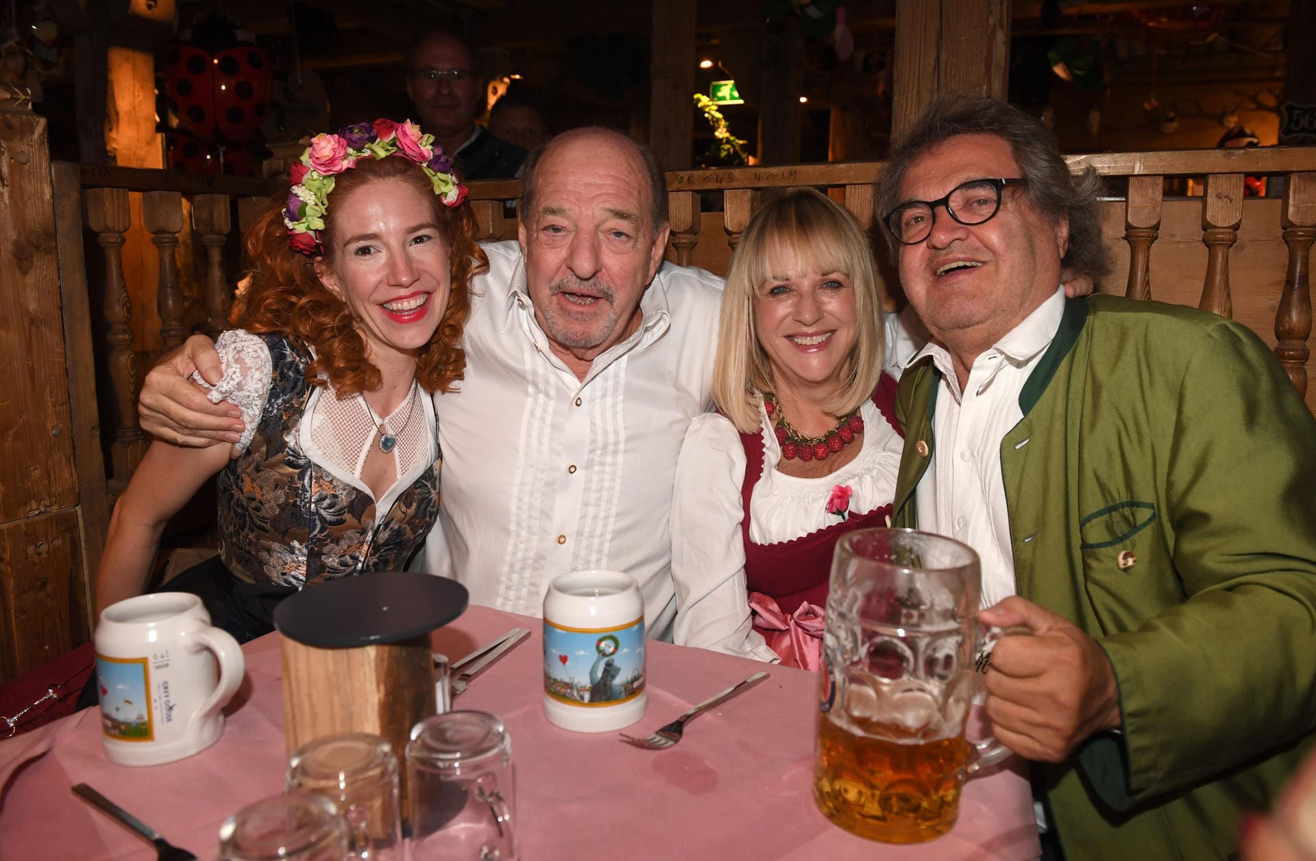 Eine gemütliche Runde: Das Ralf Siegel mit seiner frisch angetrauten Ehefrau Laura zusammen mit Patrizia Riekel und Helmut Markwort.
