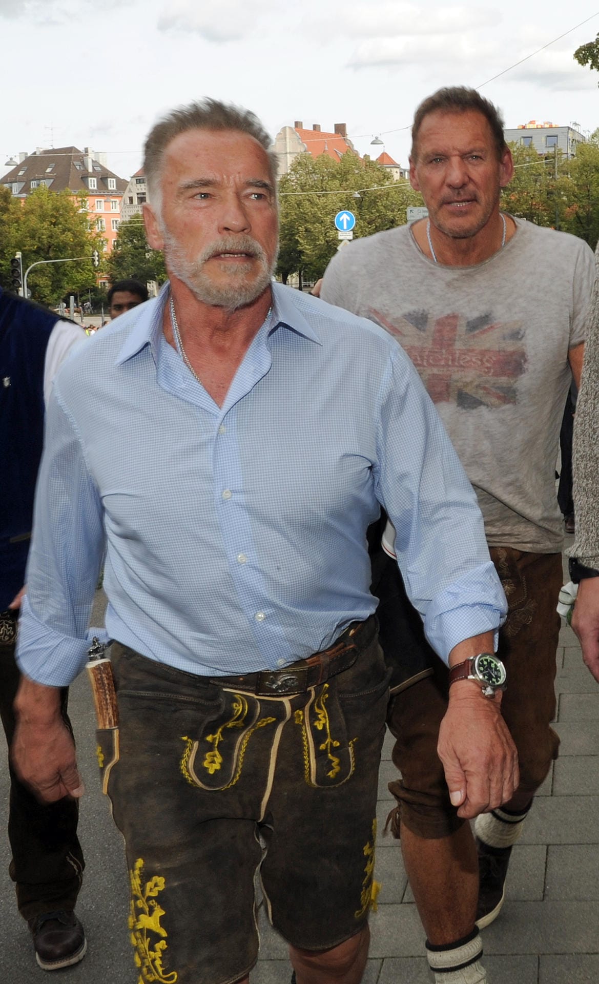 Arnold Schwarzenegger und Ralf Möller: Das Duo verlässt die Festwiese nach dem ersten Wiesntag.