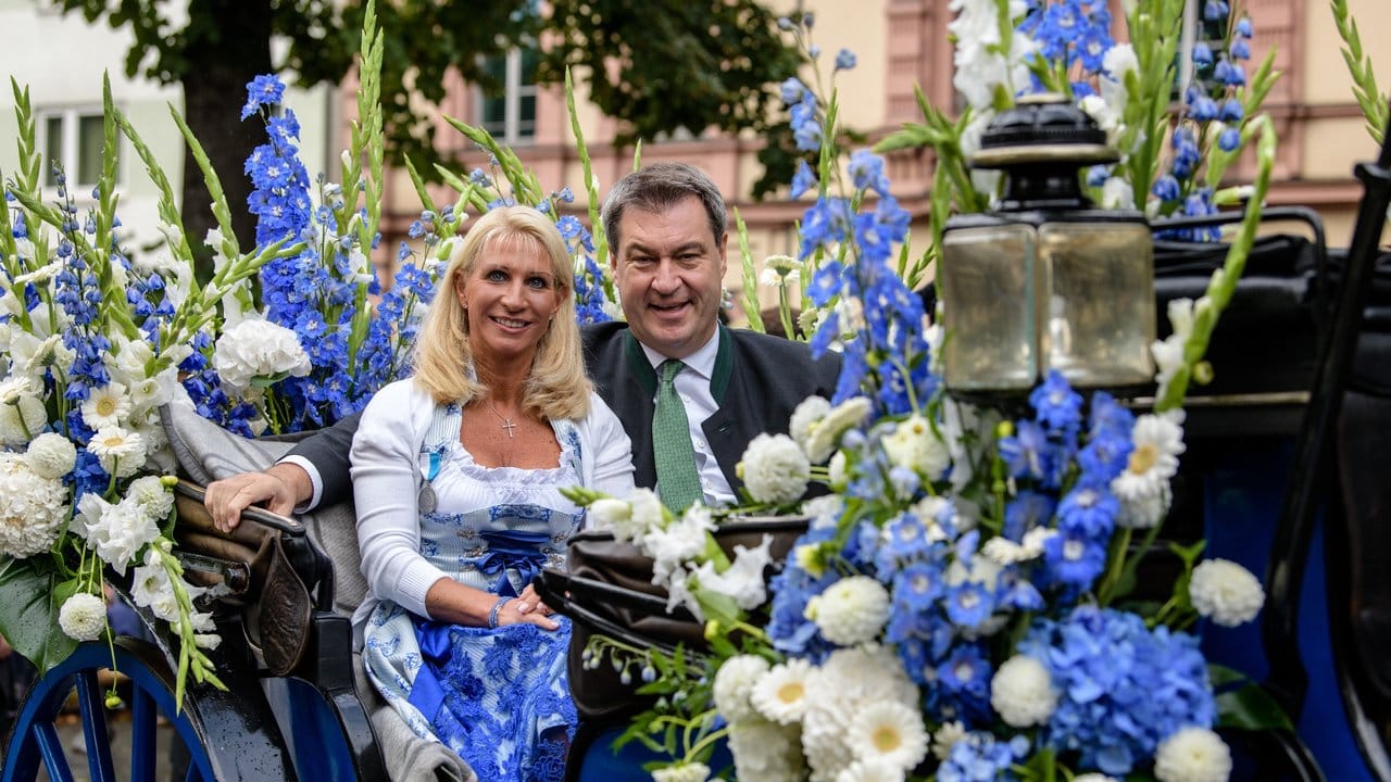 Die Kutsche von Ministerpräsident Markus Söder und seiner Frau Karin Baumüller-Söder ist in den Landesfarben geschmückt.