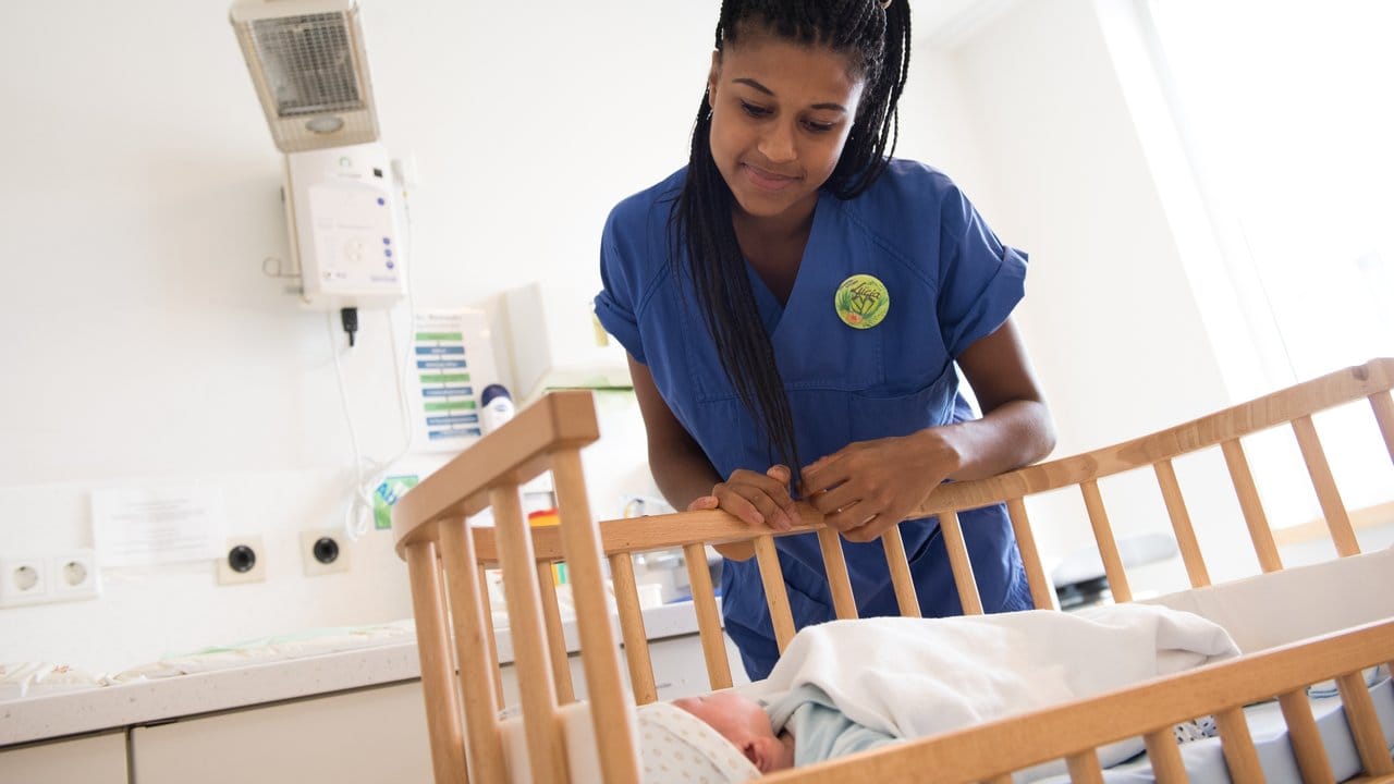 Das Baby im Blick: Die Nachsorge gehört für die Hebammenschülerin zum Job. Das Baby im Blick: Die Nachsorge gehört für die Hebammenschülerin zum Job.