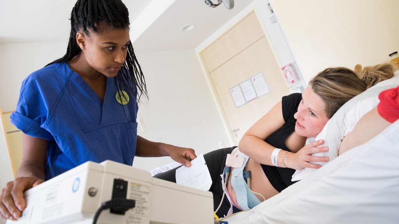 Wie geht es dem Baby im Bauch? Die Hebammenschülerin macht bei einer Schwangeren eine CTG-Untersuchung. Wie geht es dem Baby im Bauch? Die Hebammenschülerin macht bei einer Schwangeren eine CTG-Untersuchung.