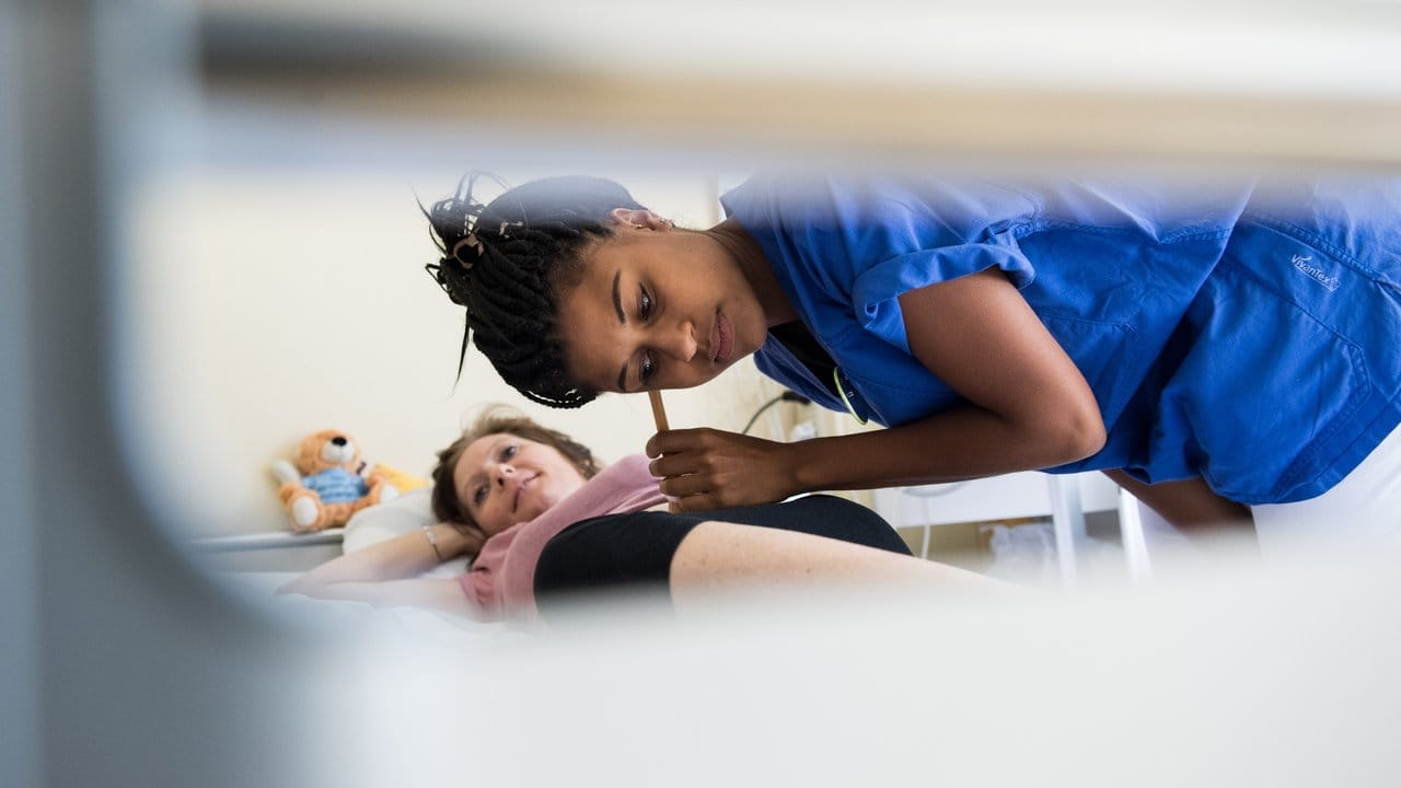 Ein erfüllender, aber auch sehr herausfordernder Beruf mit großer Verantwortung: Hebammenschülerin Lúcia Conzane kontrolliert mit einem Pinard-Rohr die Herztöne eines ungeborenen Babys. Ein erfüllender, aber auch sehr herausfordernder Beruf mit großer Verantwortung: Hebammenschülerin Lúcia Conzane kontrolliert mit einem Pinard-Rohr die Herztöne eines ungeborenen Babys.
