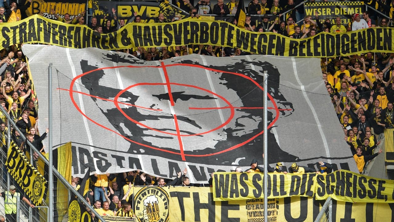 Dortmunder halten ein Schmäh-Transparent mit dem Konterfei von Hoffenheims Mäzen Dietmar Hopp in die Höhe.