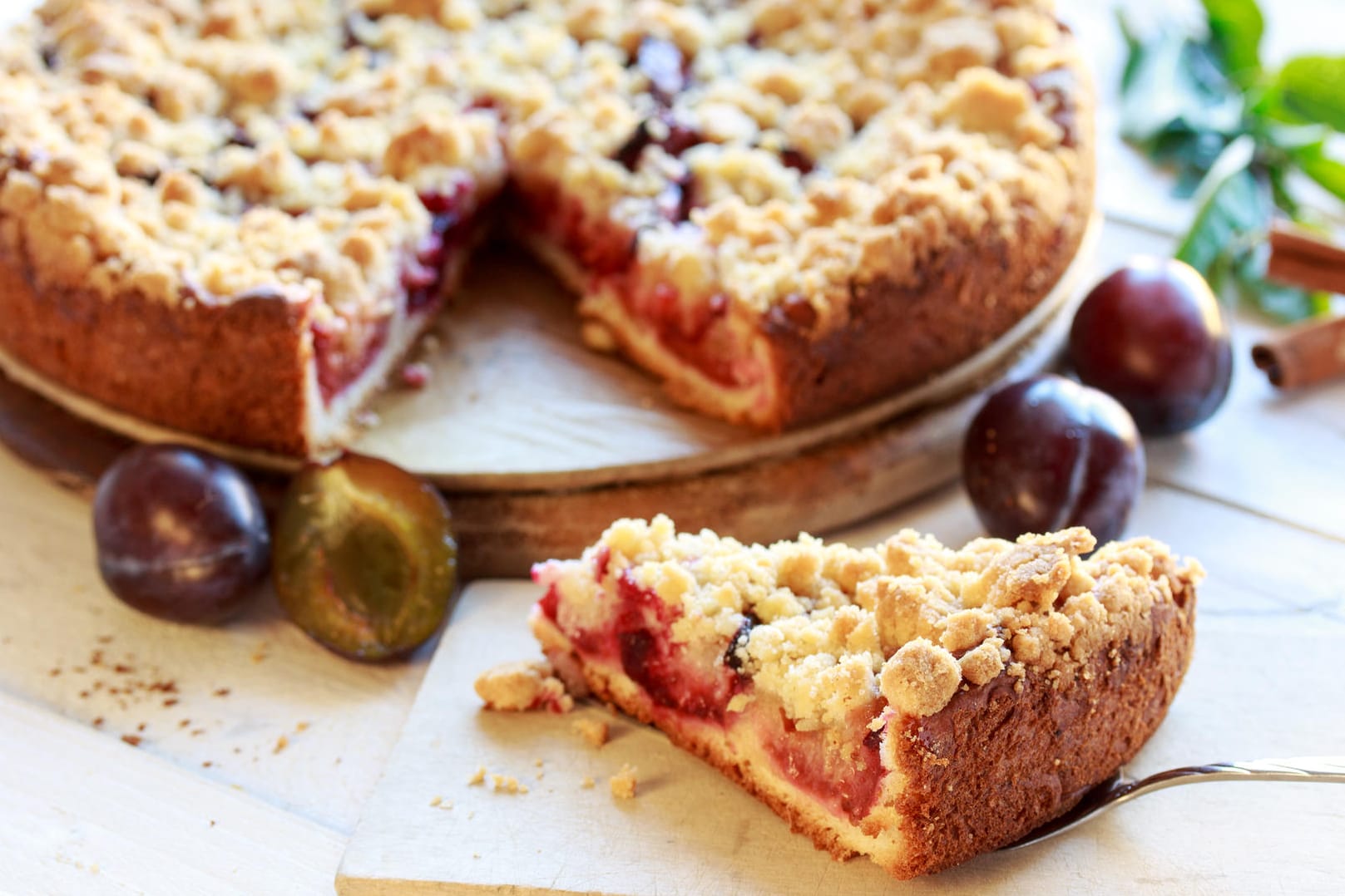 Frisch gebackener Kuchen: Zwetschgen eignen sich besser als Pflaumen zum Backen.