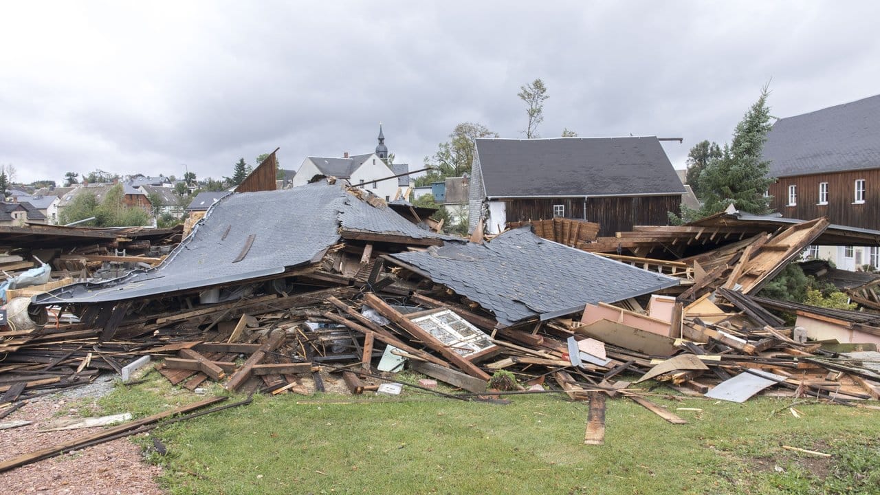 Blick auf ein durch Sturm "Fabienne" zerstörtes Haus im sächsischen Brünlos.