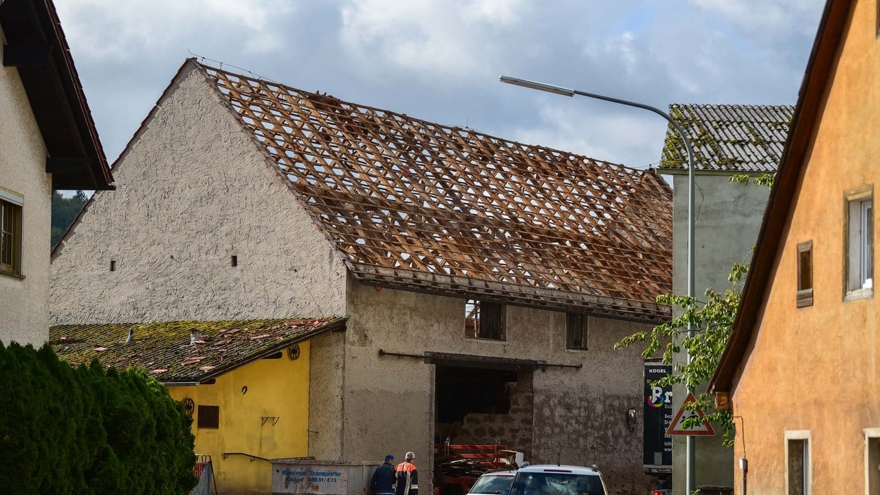 Im bayerischen Untersteinach wurde das Dach eines Hauses fast vollständig abgedeckt.