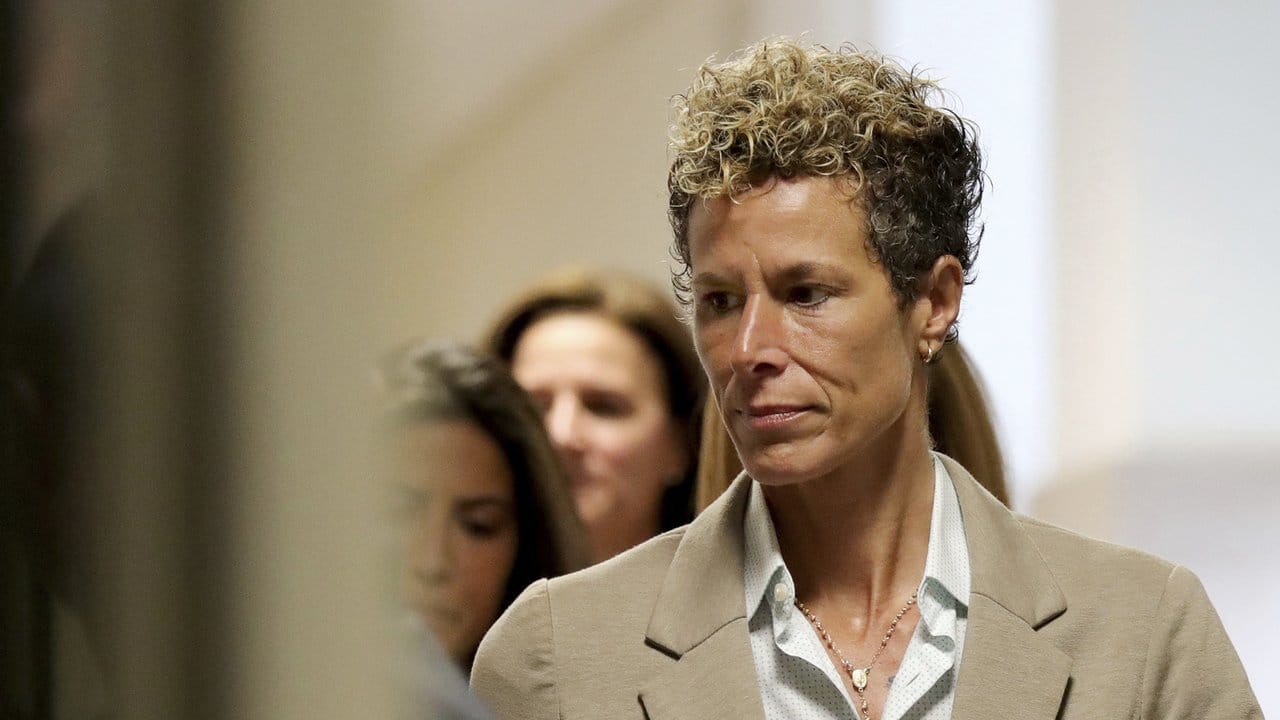 Klägerin Andrea Constand kommt zum Gericht, wo Bill Cosbys Urteil verkündet wird.