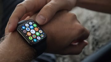 Wenn man bei der neuen Apple Watch 4 durch die Menüs scrollt, klickt die Krone so, als würde man bei einer mechanischen Armbanduhr das Datum einstellen.