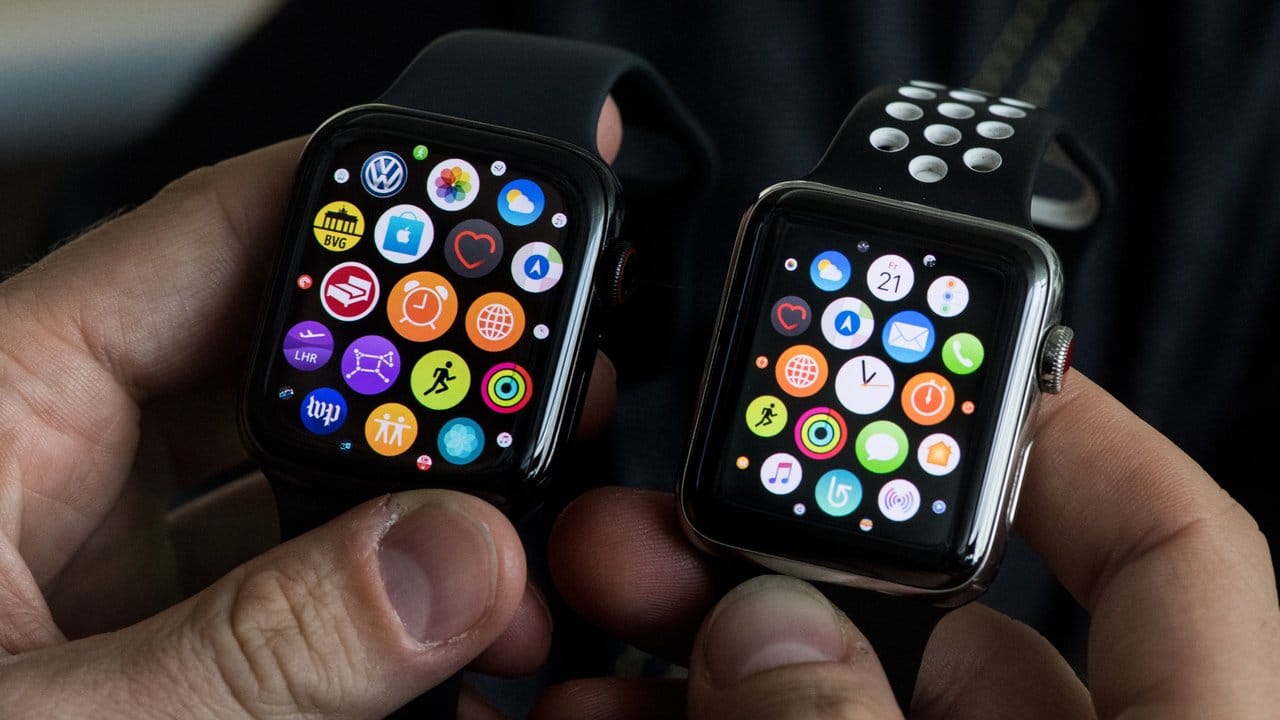 Die Apple Watch Series 4 (links) ist ab 429 Euro zu haben, die größere 44-Millimeter-Version kostet 459 Euro.