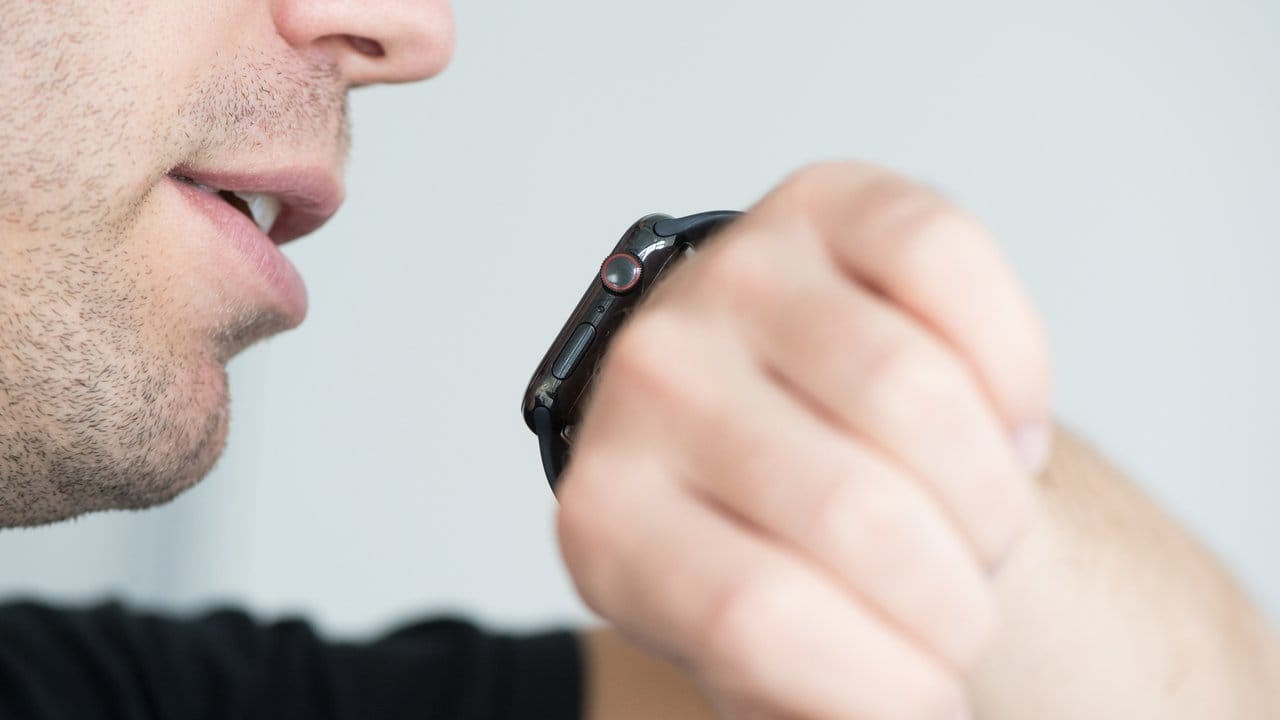 Bei der neuen Apple Watch wurde auch die Telefonier-Funktion verbessert - im Test klangen die Stimmen der Gesprächspartner klarer und deutlich lauter.