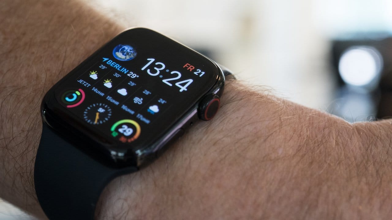 Mehr als eine Uhr: Bei der neuen Apple Watch 4 ist der Bildschirm 30 Prozent größer als früher, so dass deutlich mehr Detailinformationen darauf passen.