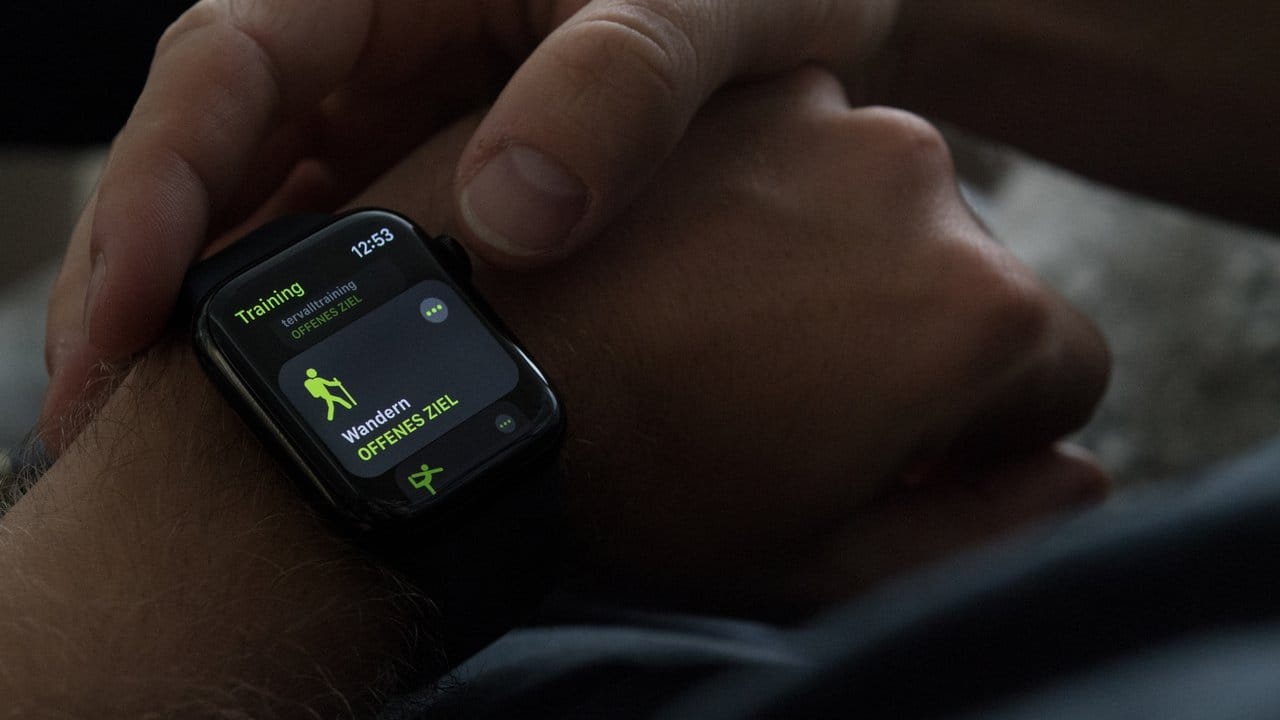 Los geht's: Beim Wandern zeichnet die Apple Watch 4 über einen neuen Luftdrucksensor die überwundenen Höhenmeter präziser auf.