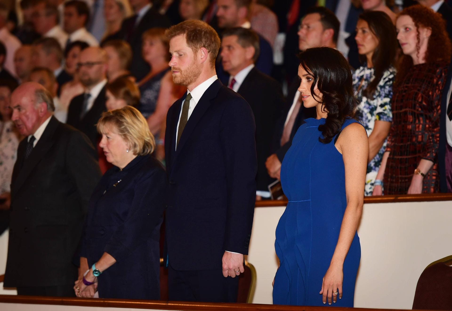 06. September 2018: Dieses royalblaue Kleid lässt die ehemalige "Suits"-Schauspielerin zum Kurvenwunder werden.
