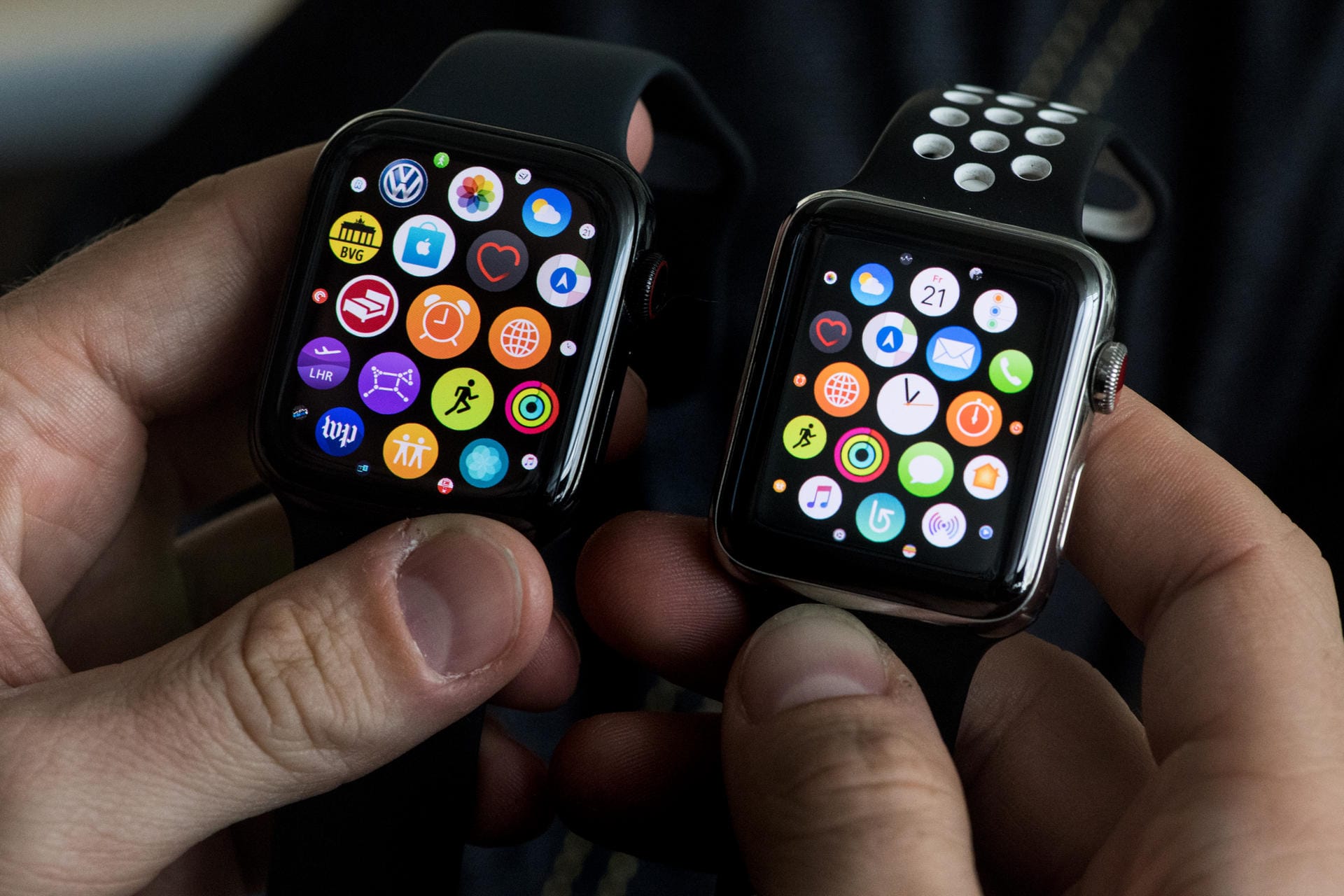 Die Apple Watch Series 4 (links) ist ab 429 Euro zu haben, die größere 44-Millimeter-Version kostet 459 Euro. Der Aufpreis für die Mobilfunk-Option (LTE) macht 100 Euro aus. Das Vorjahresmodell (rechts) bietet Apple ab 299 Euro an.